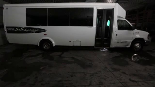 Level 1 Limo Bus смотреть онлайн
