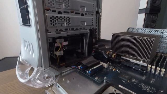 A quick look at the insides of a Power Mac G4 with mirror doors смотреть онлайн