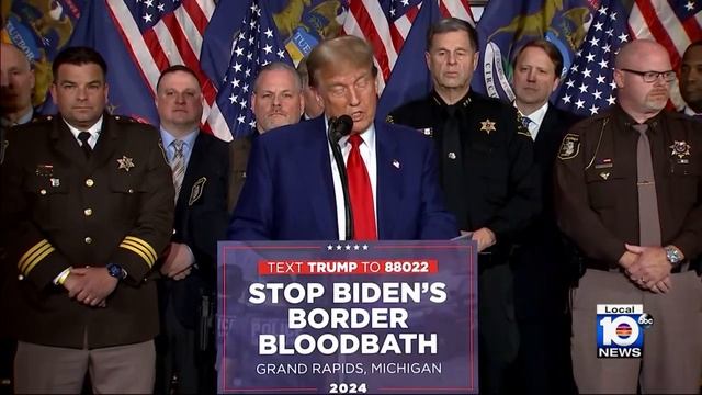 Trump focuses on US-Mexico border before key primaries смотреть онлайн