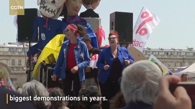 France: New nationwide strike against pension reform and higher retirement age смотреть онлайн