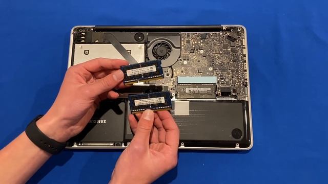 How to upgrade the RAM in your Unibody MacBook смотреть онлайн
