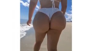 BIG BOOTY WALK AWAY COLOMBIAN ASS