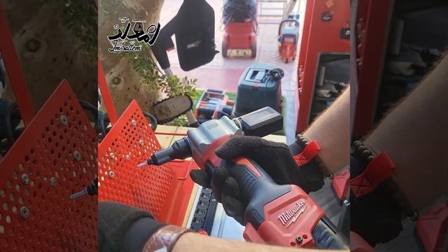Riveteuse Milwaukee m12 in action смотреть онлайн