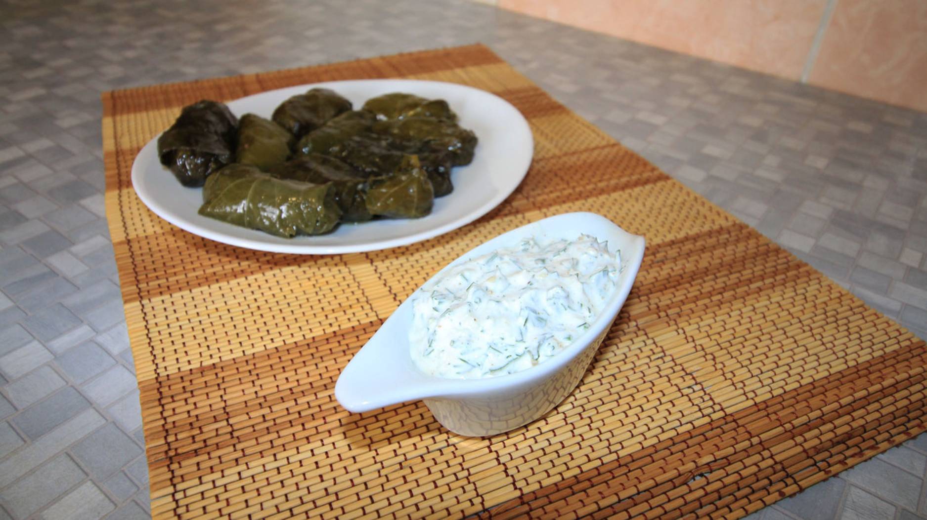 Сметанный соус с чесноком и зеленью. Соус для мантов, долмы и хинкали. смотреть онлайн