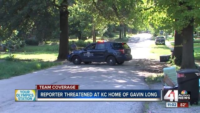 Reporter threatened at KC home of Gavin Long смотреть онлайн