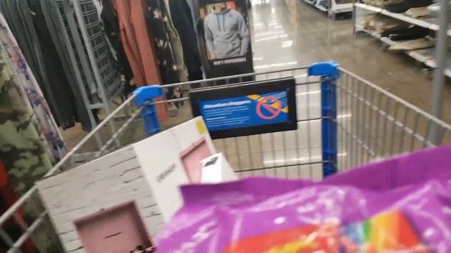 This WALMART had SOOOO MUCH CLEARANCE!!!!! RUN TO YOUR STORE NOW!!! DONT WAIT! смотреть онлайн