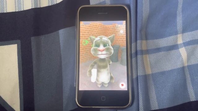 Talking Tom Cat (Version 1.0) running on my iPhone 2G (8GB, iPhone OS 3.1.3) смотреть онлайн