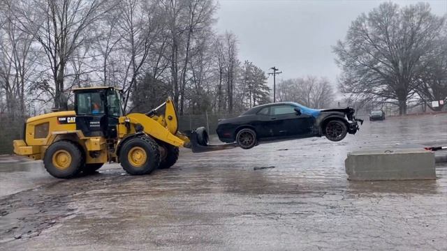 REBUILDING A WRECKED 2016 DODGE CHALLENGER HELLCAT смотреть онлайн