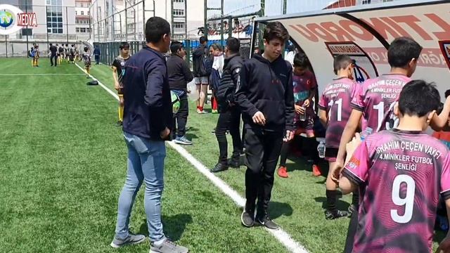 4. Minikler Futbol Şenliği, Yarı Final ikinci Maç, Alpaslan Ortaokulu 2 - 1 Selçuk Ortaokulu... смотреть онлайн