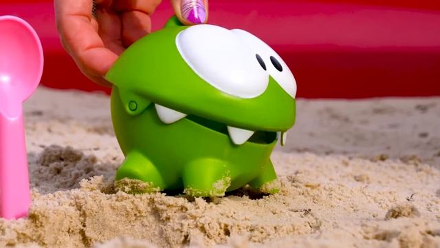 Çocuklar Için Eğlenceli Video. Om Nom Oyuncak Ile Kum Havuzunda Eğlen!