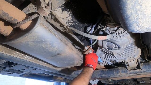 Land Rover | Transfer Case Oil Change "what an engineer wants" смотреть онлайн