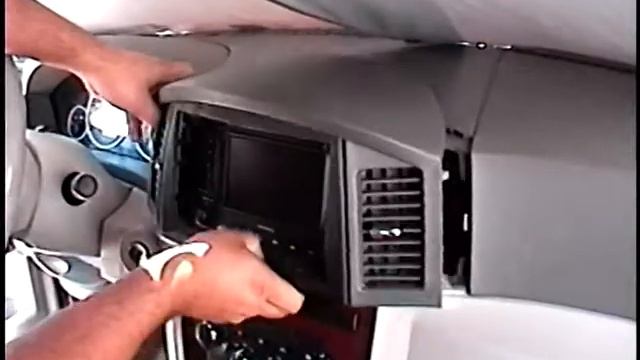 How to Remove Radio / Navigation from 2005 Jeep Cherokee for Repair смотреть онлайн