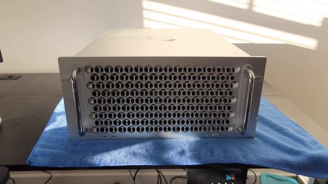 Mac Pro Rack Unboxing & Overview смотреть онлайн