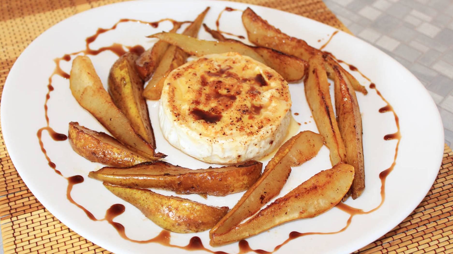 Жареный Камамбер с грушами и корицей. Вкусный десерт. смотреть онлайн