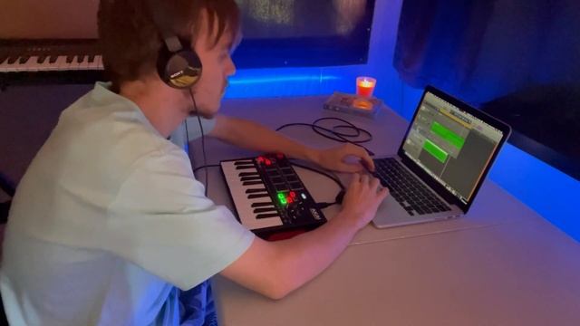 Live Looping with AKAI MPK Mini Play (GarageBand) смотреть онлайн