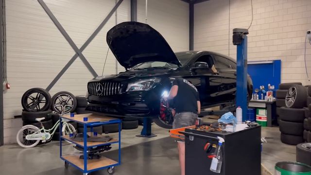 Garagedeur in puin gereden | Dikke upgrade C63 o.a. Akrapovic | AMG GTR | RS6 Performance | GLC 63 смотреть онлайн