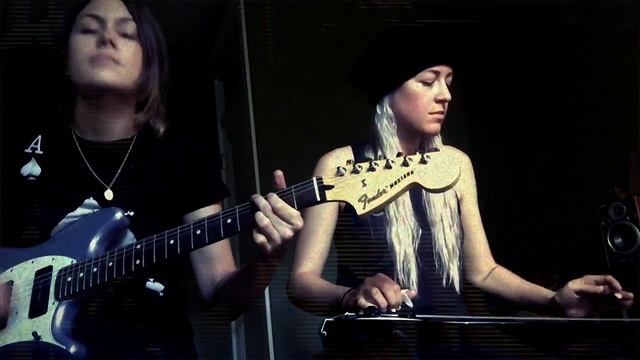 Jack White "Dead Leaves And The Dirty Ground" (Larkin Poe Cover) смотреть онлайн