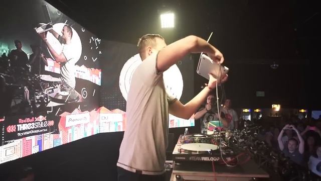Angry DJ Pro Zeiko breaks Macbook pro during live show 2016 смотреть онлайн