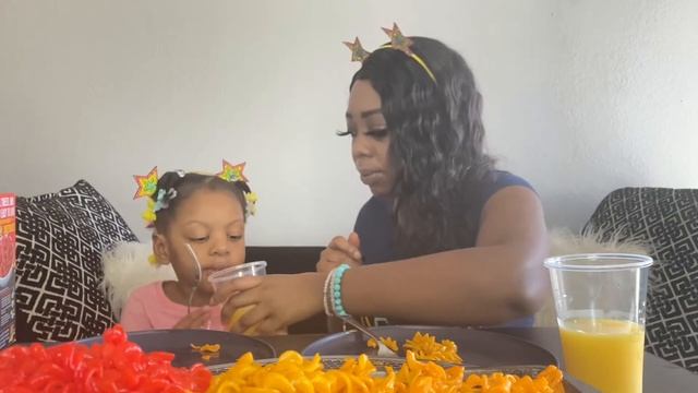 CHEETOS MAC N CHEESE REVIEW + MUKBANG смотреть онлайн