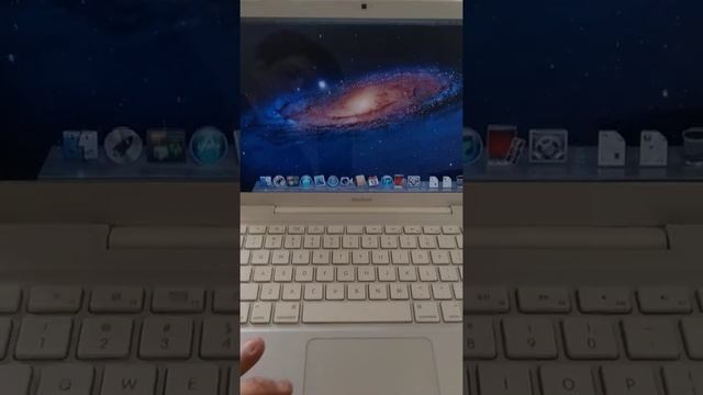 Equipo Macbook White 2,1 con SSD de 32GB & macOS Lion смотреть онлайн