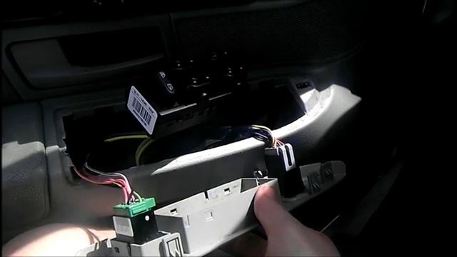 Replacing the driver's side power window switch pod on your 2004 Mercury Grand Marquis. смотреть онлайн