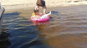 внучка купается.