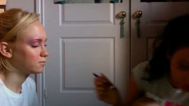 GIGI DOES KATIEES MAKEUP смотреть онлайн