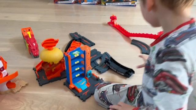 HOT WHEELS CITY! DOWNTOWN TUNE UP SHOP! A BUILD IT VIDEO! THE FINAL SET PIECE TO COMPLETE THE CITY смотреть онлайн