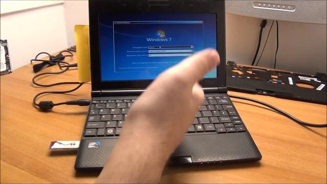 Upgrading and changing the top cover of a Toshiba NB500 laptop смотреть онлайн