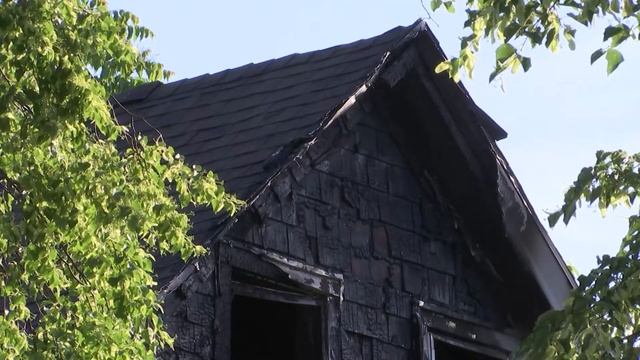 Two people jumped out of window to escape fire on Earl Street in Springfield смотреть онлайн