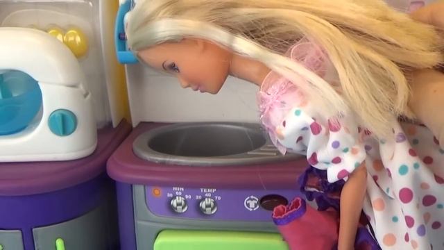 Doll Steffi iron toy kitchen. Кукла Штеффи мечтает попасть на бал. Игрушечная кухня-прачечная смотреть онлайн