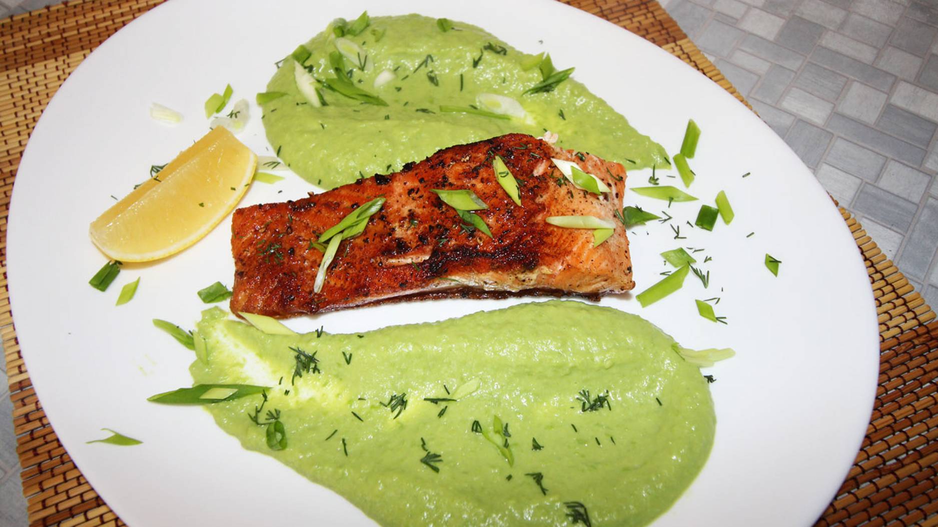 Жареная форель с пюре из зеленого горошка смотреть онлайн