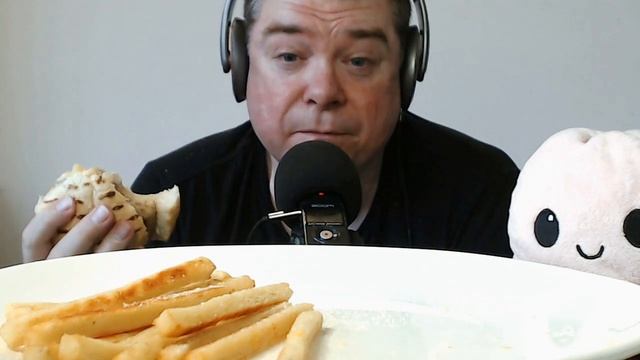 ASMR - Eating Ed's Easy Diner MAC 'N' CHEESE BURGER WITH BACON (HDR And 60 FPS Ramble) смотреть онлайн