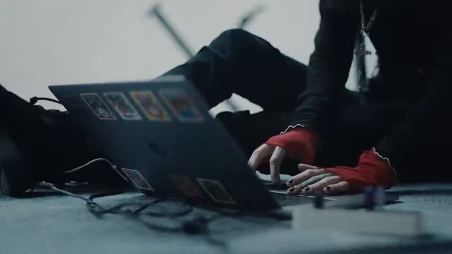 Behind the Mac — Grimes смотреть онлайн
