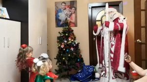 Дед мороз приходит к детям