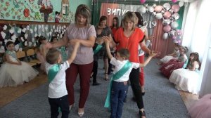Танец выпускников детского садика с мамами. с, Новосельское.