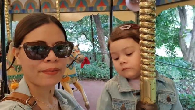 Carousel ride Mommy and Candy first time ride / family holiday day 2 смотреть онлайн