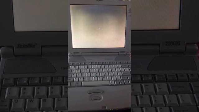 Starting Windows 98 on my 1997 Toshiba Laptop! смотреть онлайн