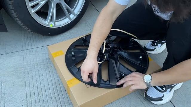 How to install the wheel cover Huc cap on Tesla Model Y смотреть онлайн