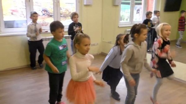 Небольшой танцевальный батл  3 -х классов