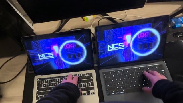 M1 MacBook Air vs M2 MacBook Air level 6 volume speaker test смотреть онлайн