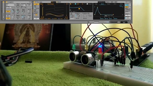 Ultrasonic Sensor Controlling Wavetable in Ableton Live смотреть онлайн