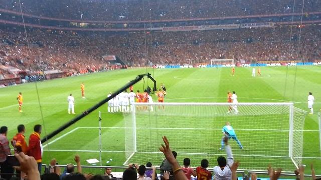 Selcuk inan Harika frikik vurusu.. смотреть онлайн