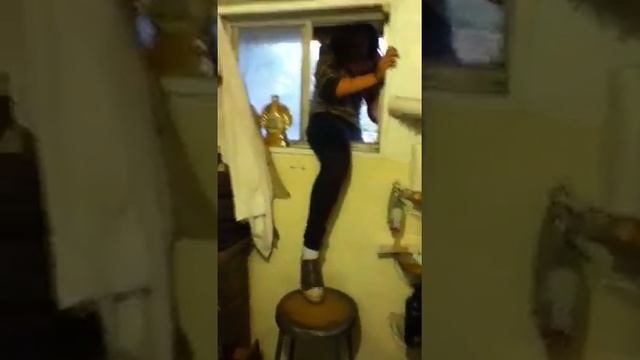 Kenzie Climbing Out The Bathroom Window смотреть онлайн