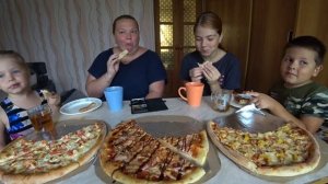 мукбанг 3 огромных пиццы