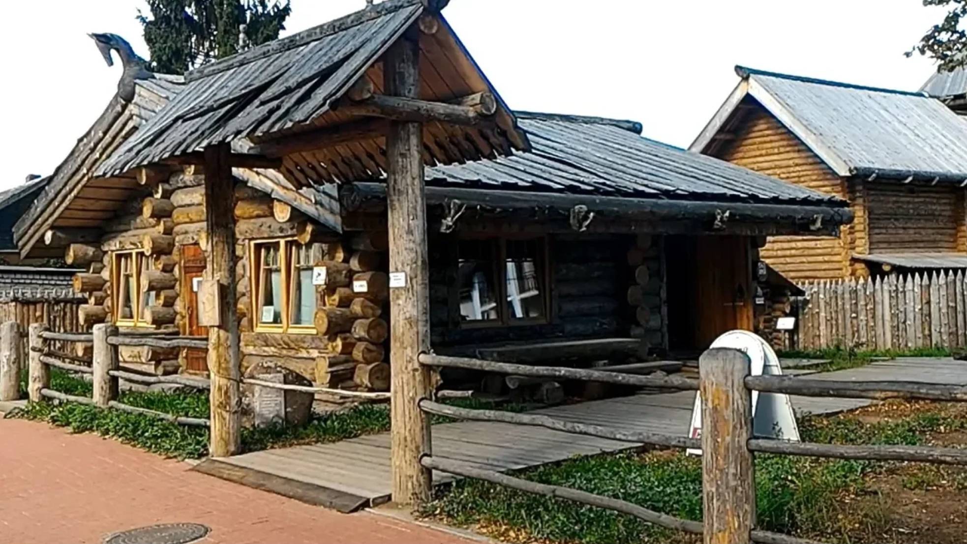 Так строили 700 лет назад! Старинное деревянное подворье с избой, баней и амбаром в г.Старая Русса смотреть онлайн