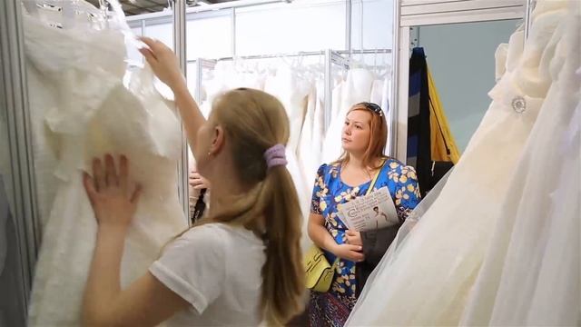There Is A Disturbing Secret Behind This Bridal Shop Mannequin. And It Gave Me Goosebumps. смотреть онлайн