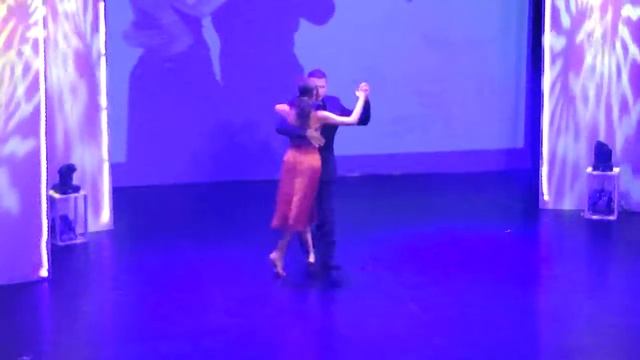 Thessa Hinteregger & Iliyan Donchev - Esta noche de luna смотреть онлайн