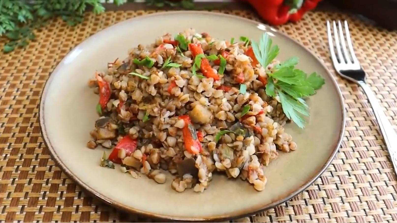 Гречка с баклажанами, помидорами и перцем | Гречка на сковороде смотреть онлайн