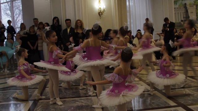 В Одессе прошел предновогодний детский бал смотреть онлайн